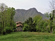 74 Baita in radura prativa con vista in Monte Zucco